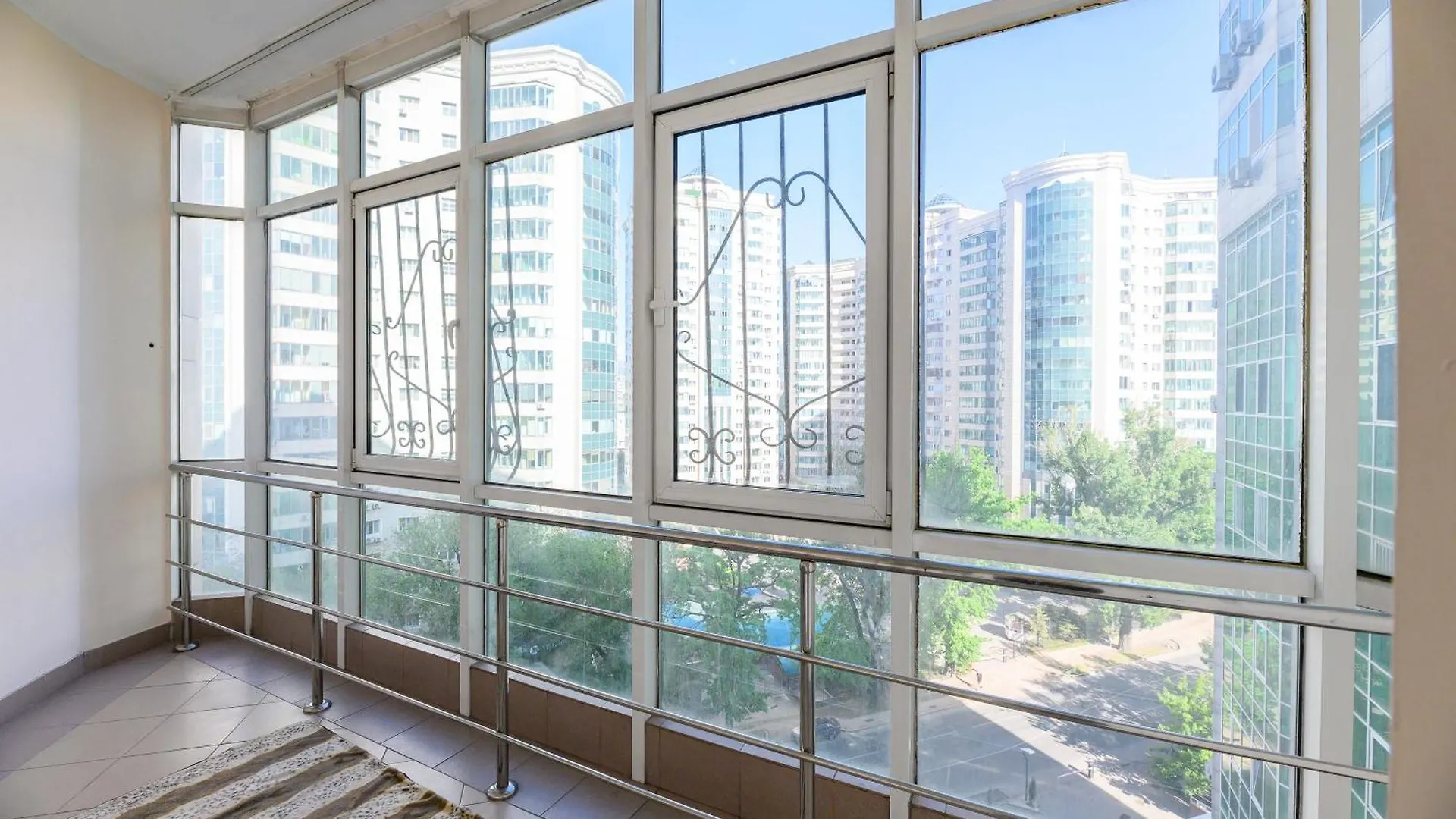 Центрпросторнаяквартира Almaty Lejlighed